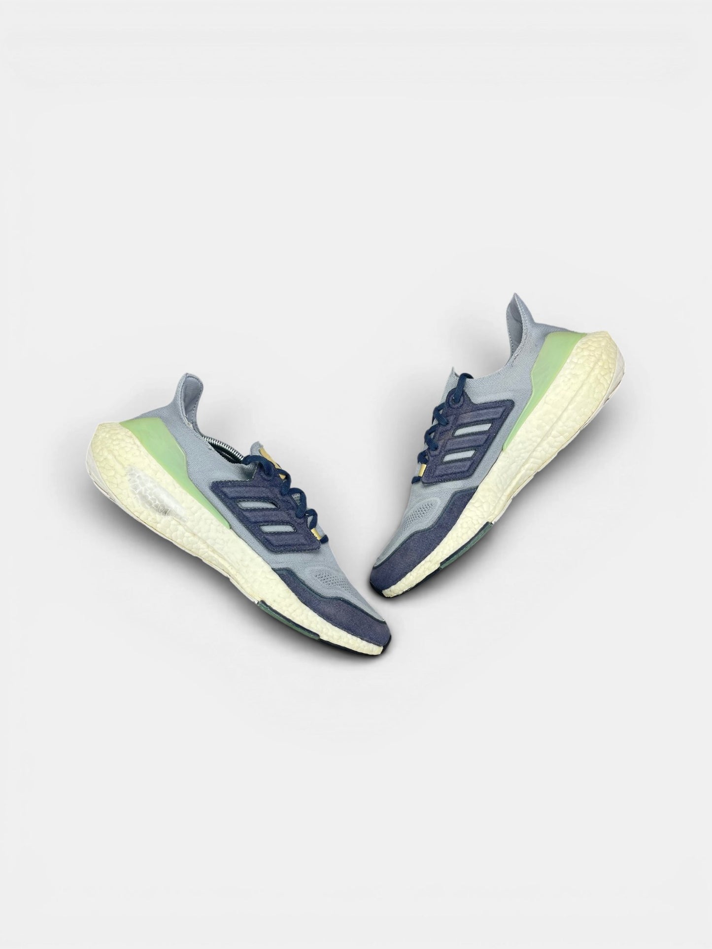 Adidas Ultraboost 22 Halo Silver — buty sportowe męskie w bardzo dobrym stanie rozmiar 47 1/3, widok z góry na wewnętrzną stronę butów