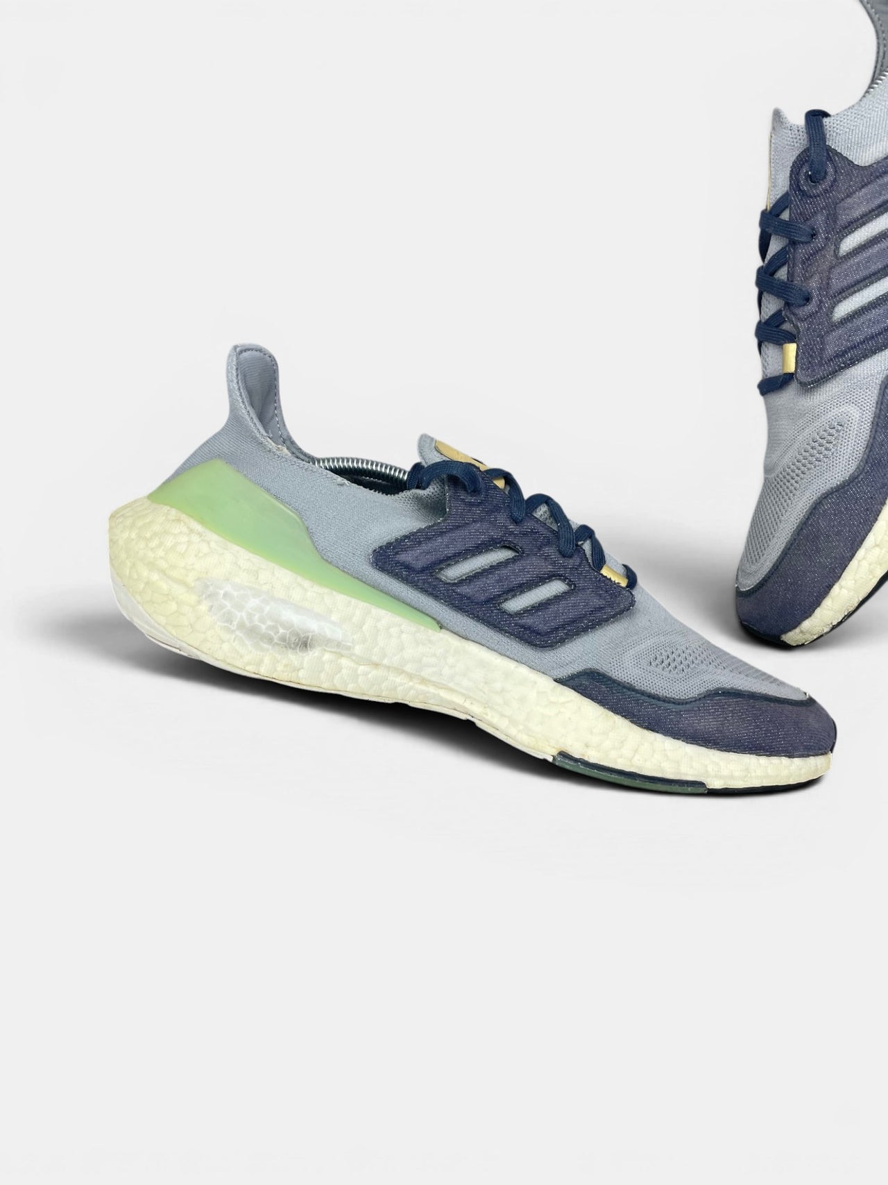 Adidas Ultraboost 22 Halo Silver — buty sportowe męskie w bardzo dobrym stanie rozmiar 47 1/3, wewnętrzny panel lewego buta