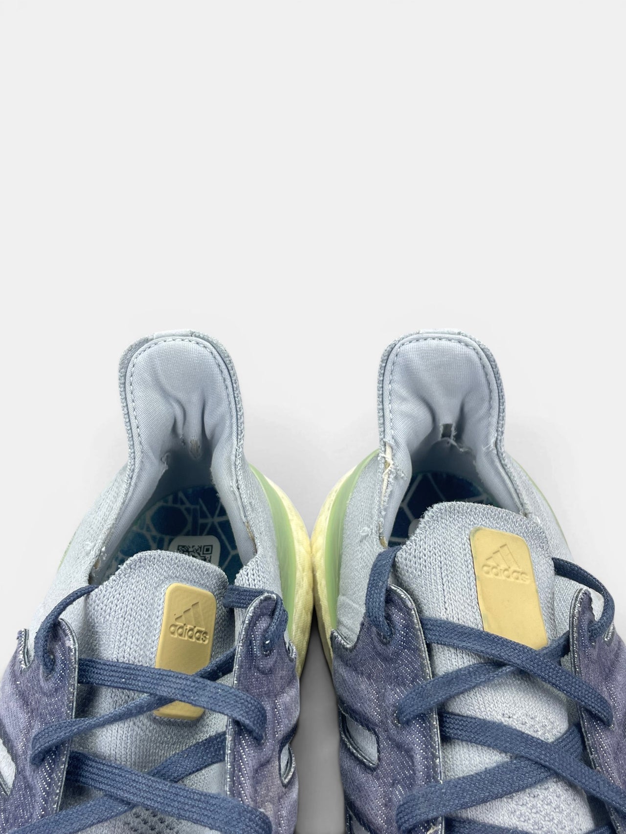 Adidas Ultraboost 22 Halo Silver — buty sportowe męskie w bardzo dobrym stanie rozmiar 47 1/3, zapiętki butów