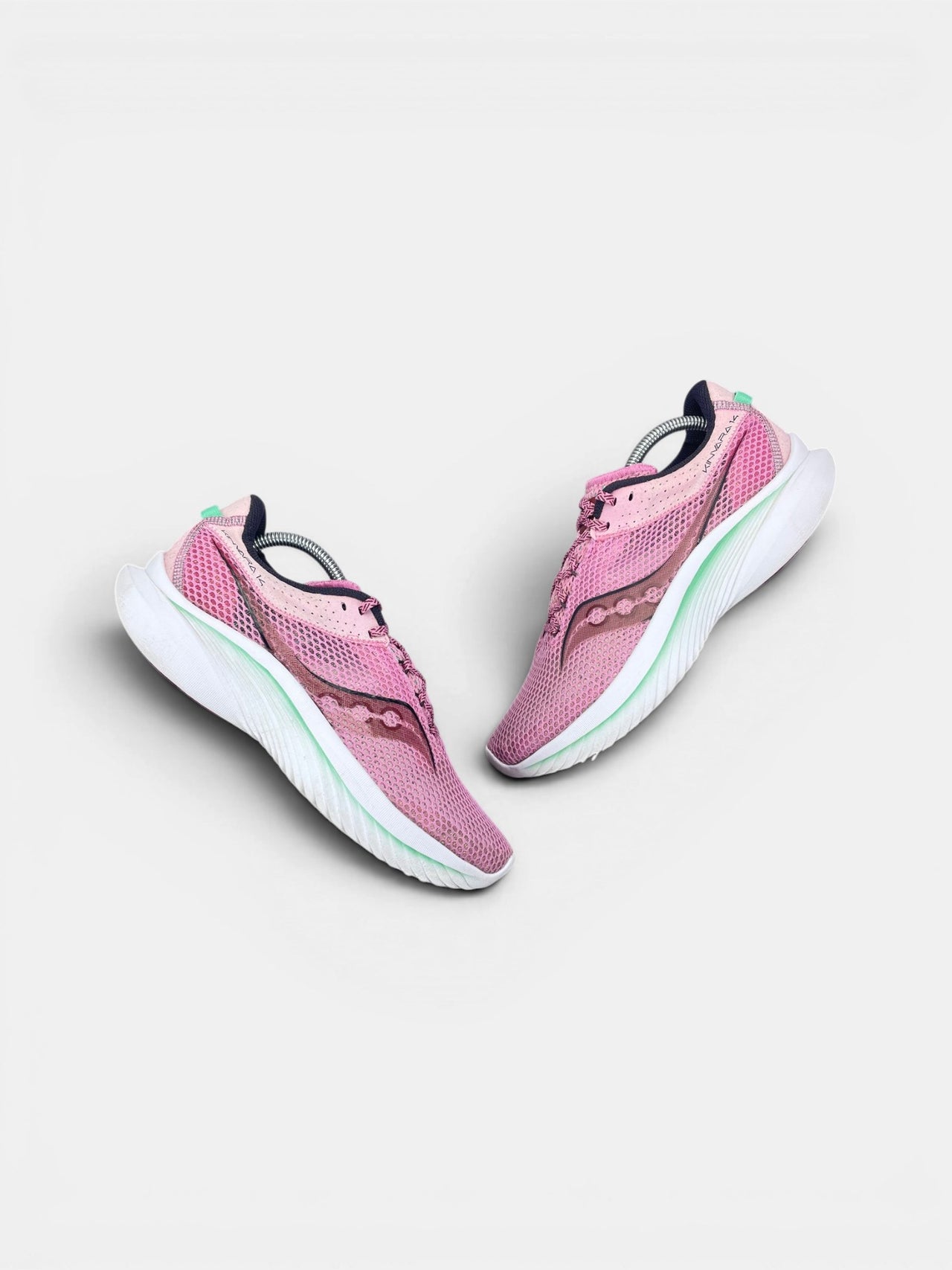 Saucony Sneakers — buty sportowe damskie w bardzo dobrym stanie rozmiar 42, widok z góry na zewnętrzną stronę butów