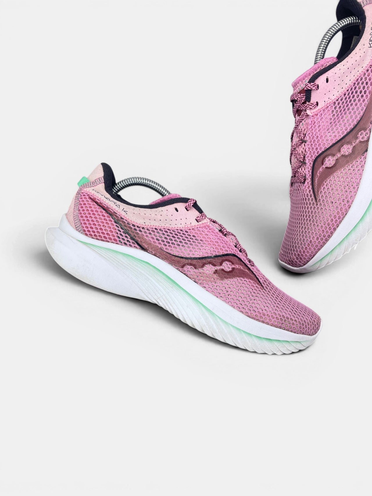 Saucony Sneakers — buty sportowe damskie w bardzo dobrym stanie rozmiar 42, zewnętrzny panel prawego buta