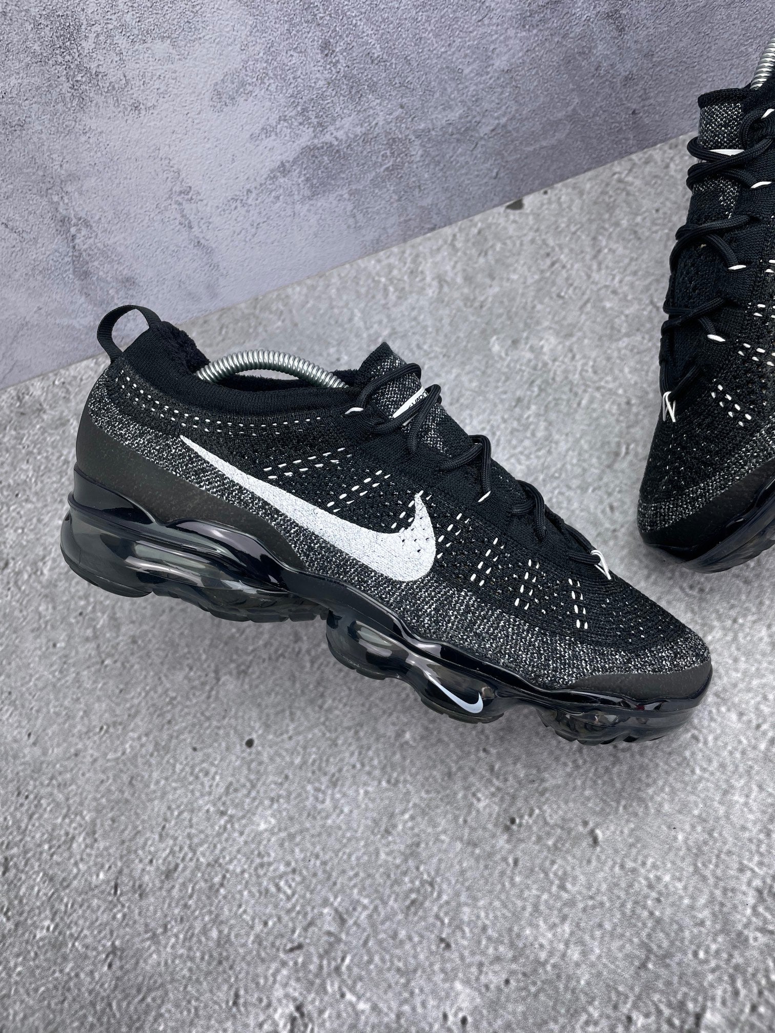Nike Air VaporMax 2023 Flyknit Oreo - buty sportowe, zewnętrzny panel lewego buta