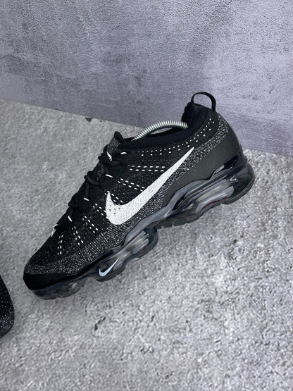 Nike Air VaporMax 2023 Flyknit Oreo - buty sportowe, widok z góry na wewnętrzną stronę butów