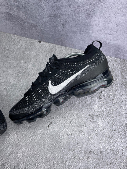 Nike Air VaporMax 2023 Flyknit Oreo - buty sportowe, wewnętrzny panel prawego buta