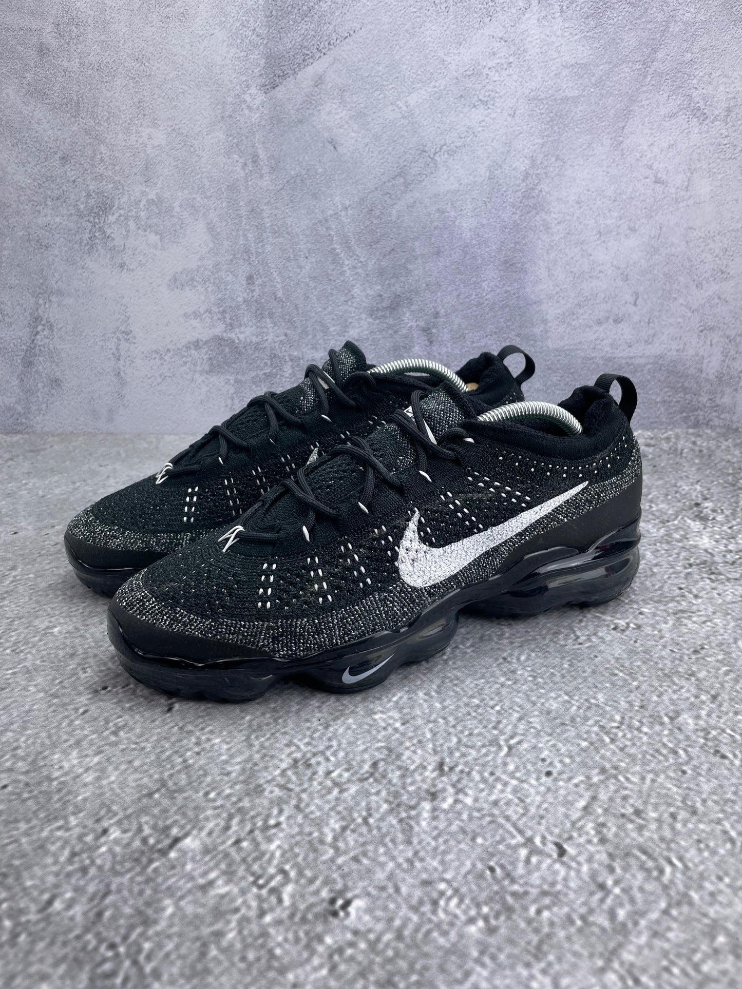 Nike Air VaporMax 2023 Flyknit Oreo - buty sportowe, widok z boku na tle studyjnym