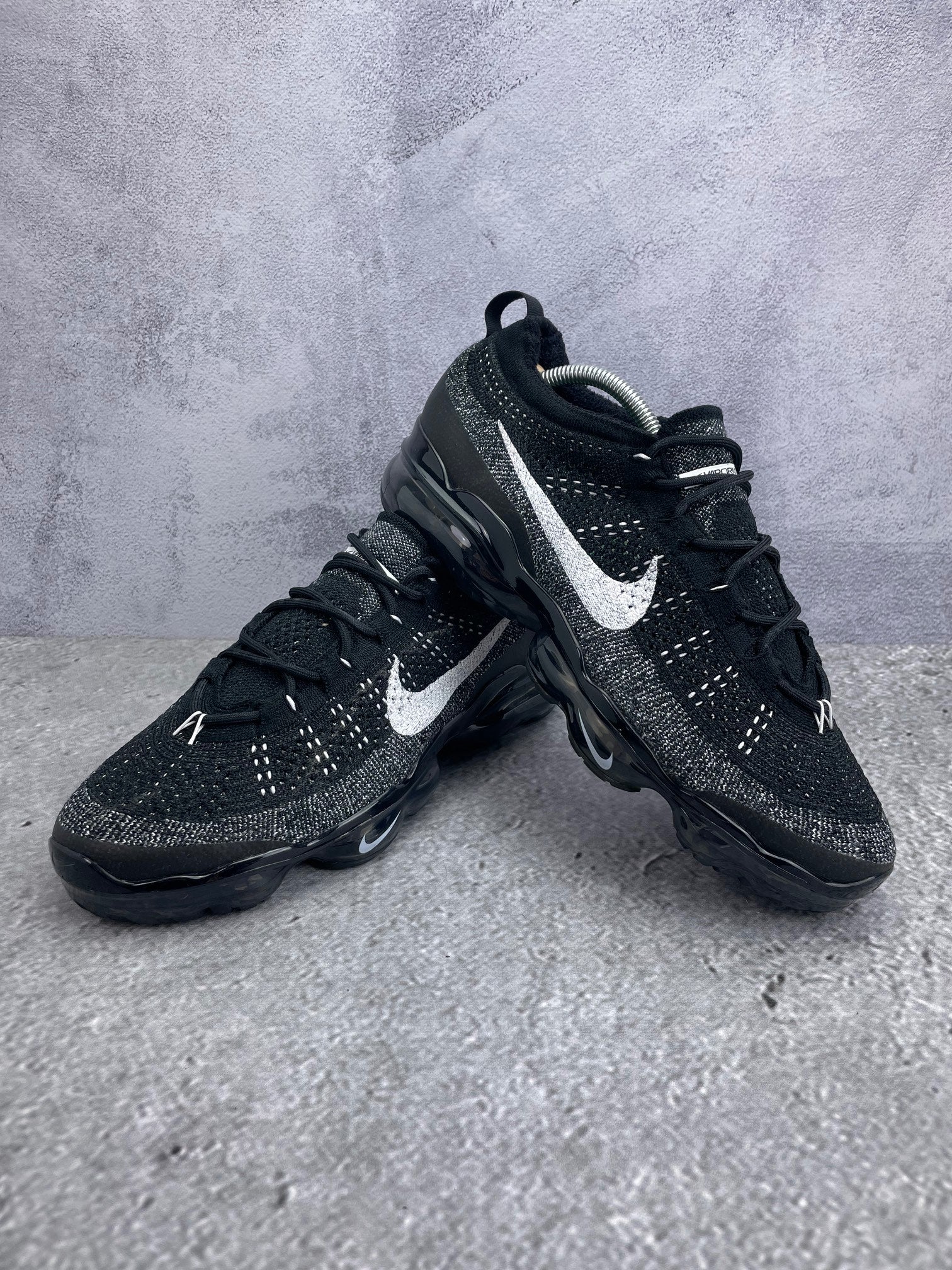 Nike Air VaporMax 2023 Flyknit Oreo - buty sportowe, para butów, widok z boku na tle studyjnym