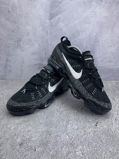 Nike Air VaporMax 2023 Flyknit Oreo - buty sportowe, para butów, widok z boku na tle studyjnym