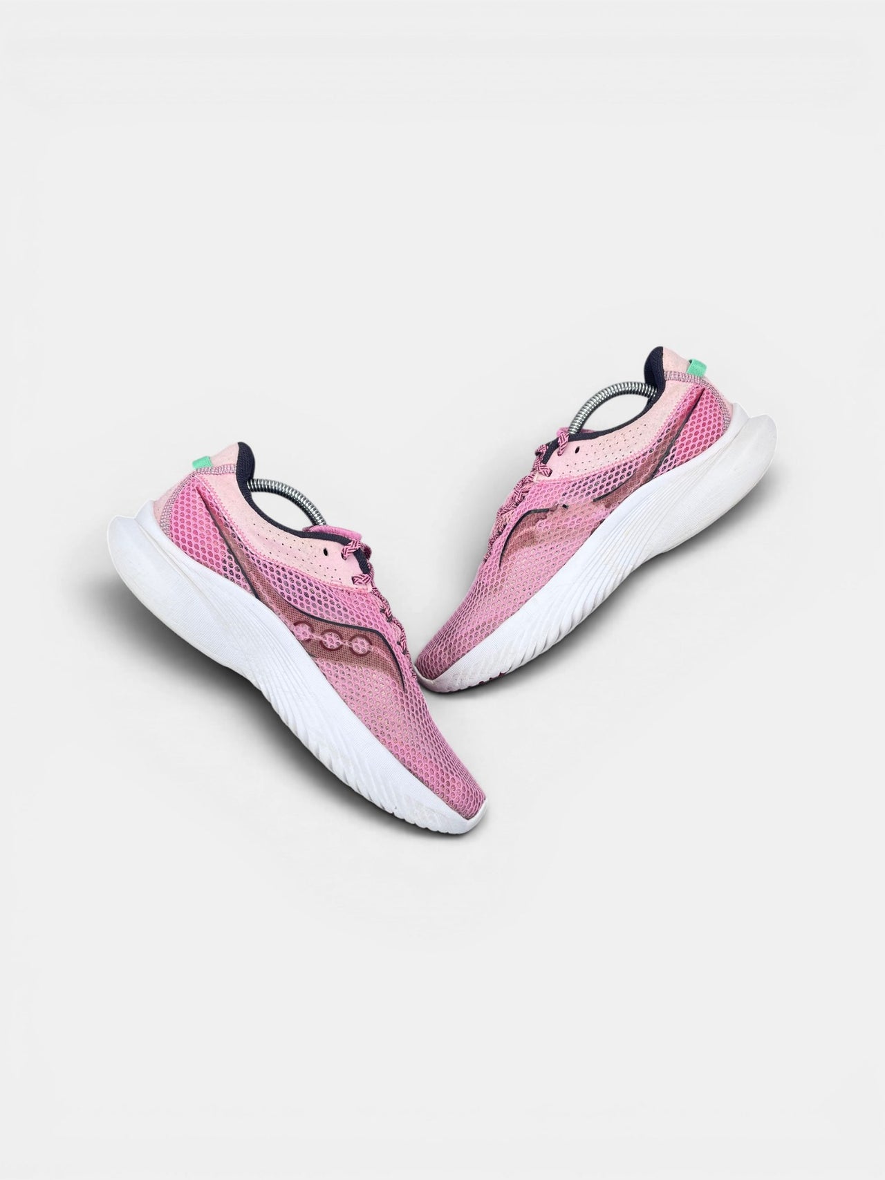 Saucony Sneakers — buty sportowe damskie w bardzo dobrym stanie rozmiar 42, widok z góry na wewnętrzną stronę butów