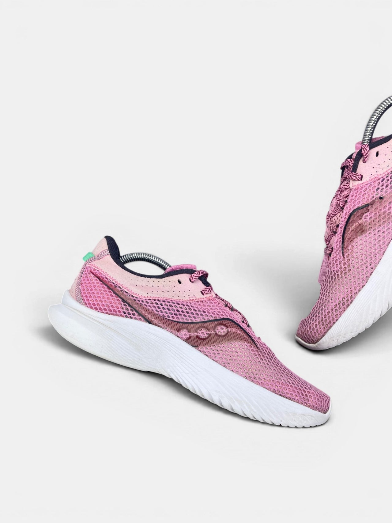Saucony Sneakers — buty sportowe damskie w bardzo dobrym stanie rozmiar 42, wewnętrzny panel lewego buta