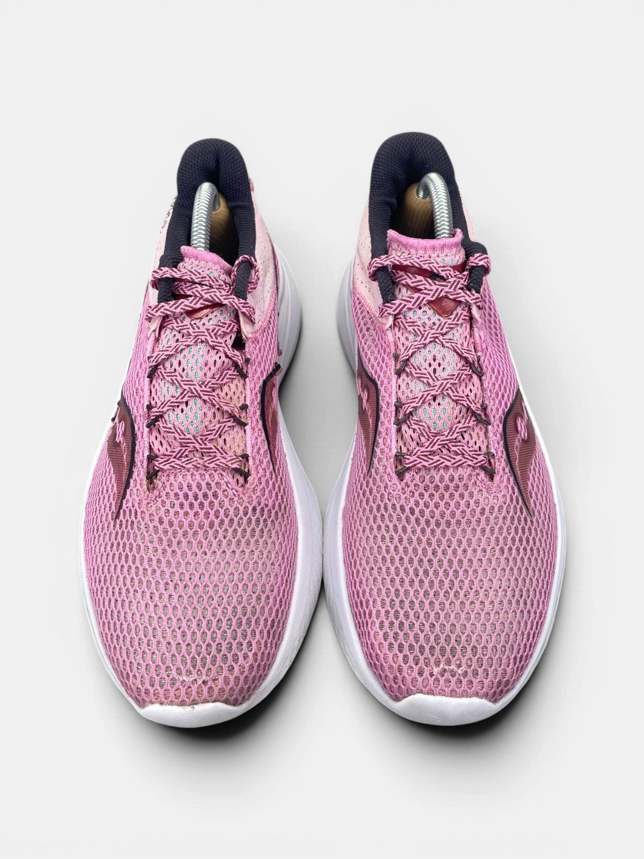 Saucony Sneakers — buty sportowe damskie w bardzo dobrym stanie rozmiar 42, widok z góry