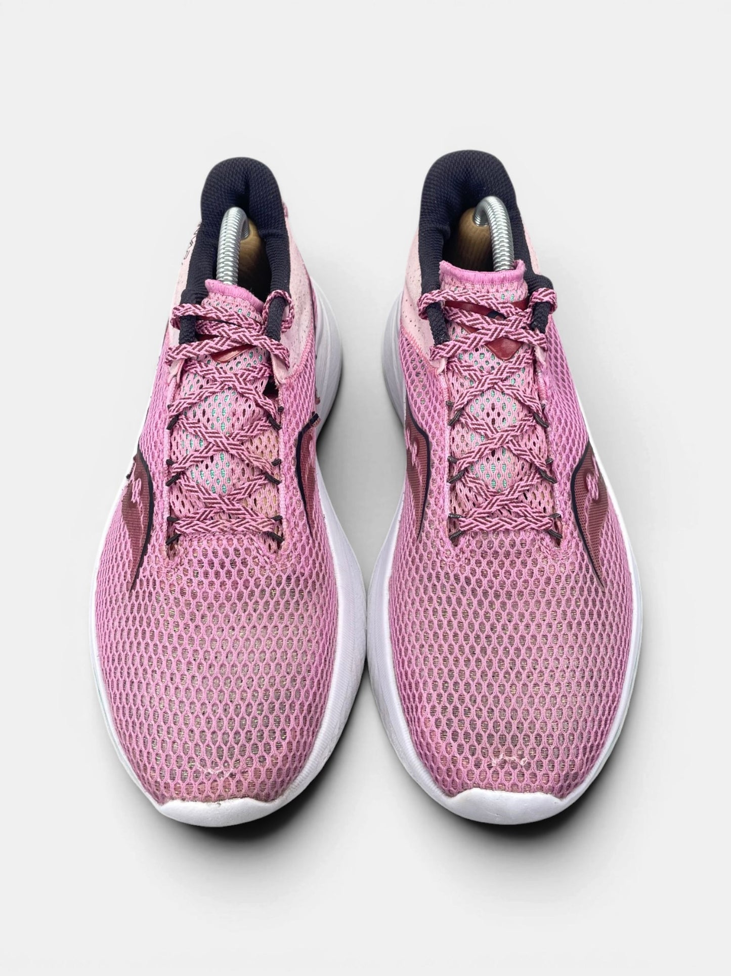 Saucony Sneakers — buty sportowe damskie w bardzo dobrym stanie rozmiar 42, widok z góry