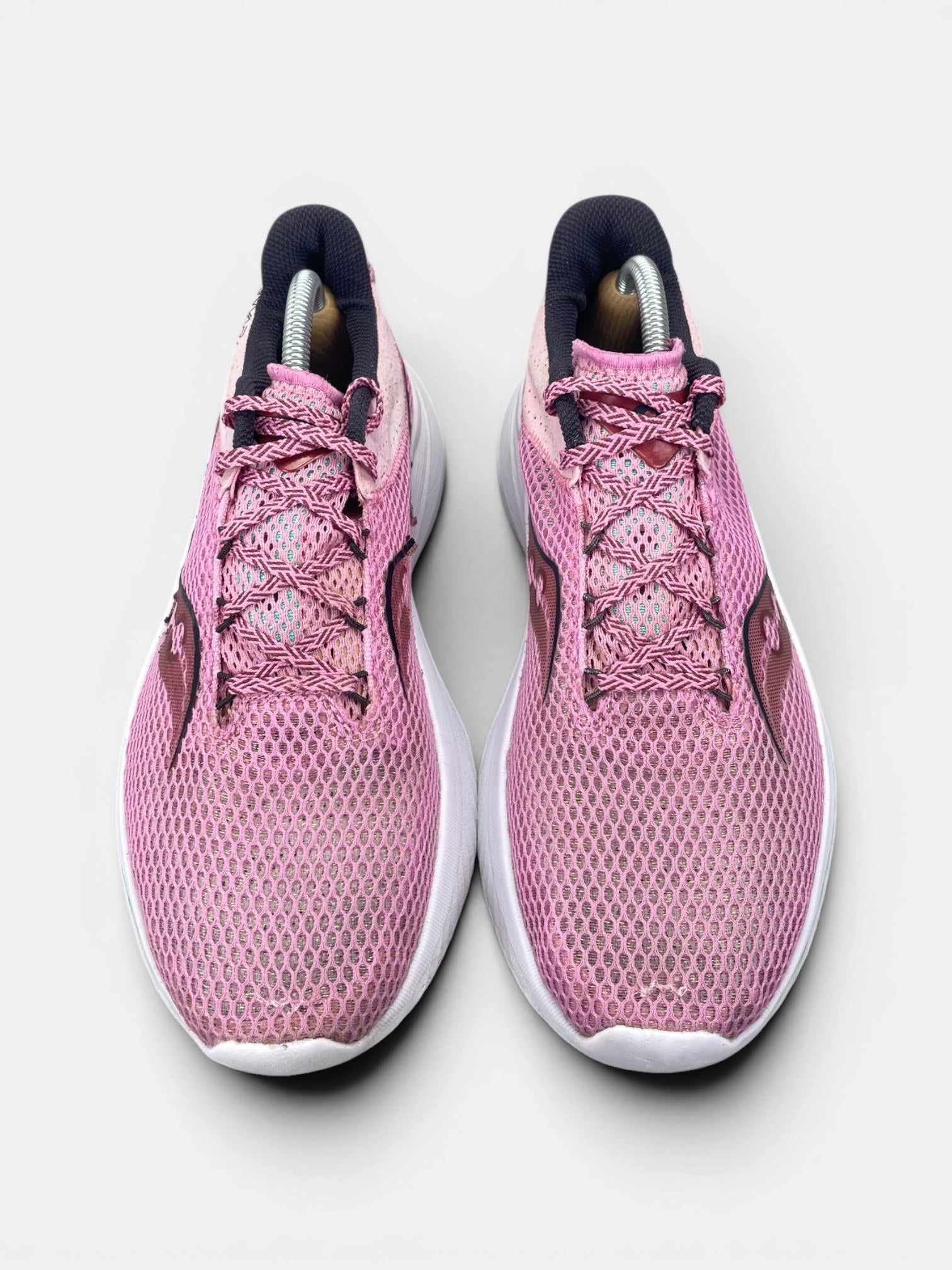 Saucony Sneakers — buty sportowe damskie w bardzo dobrym stanie rozmiar 42, widok z góry