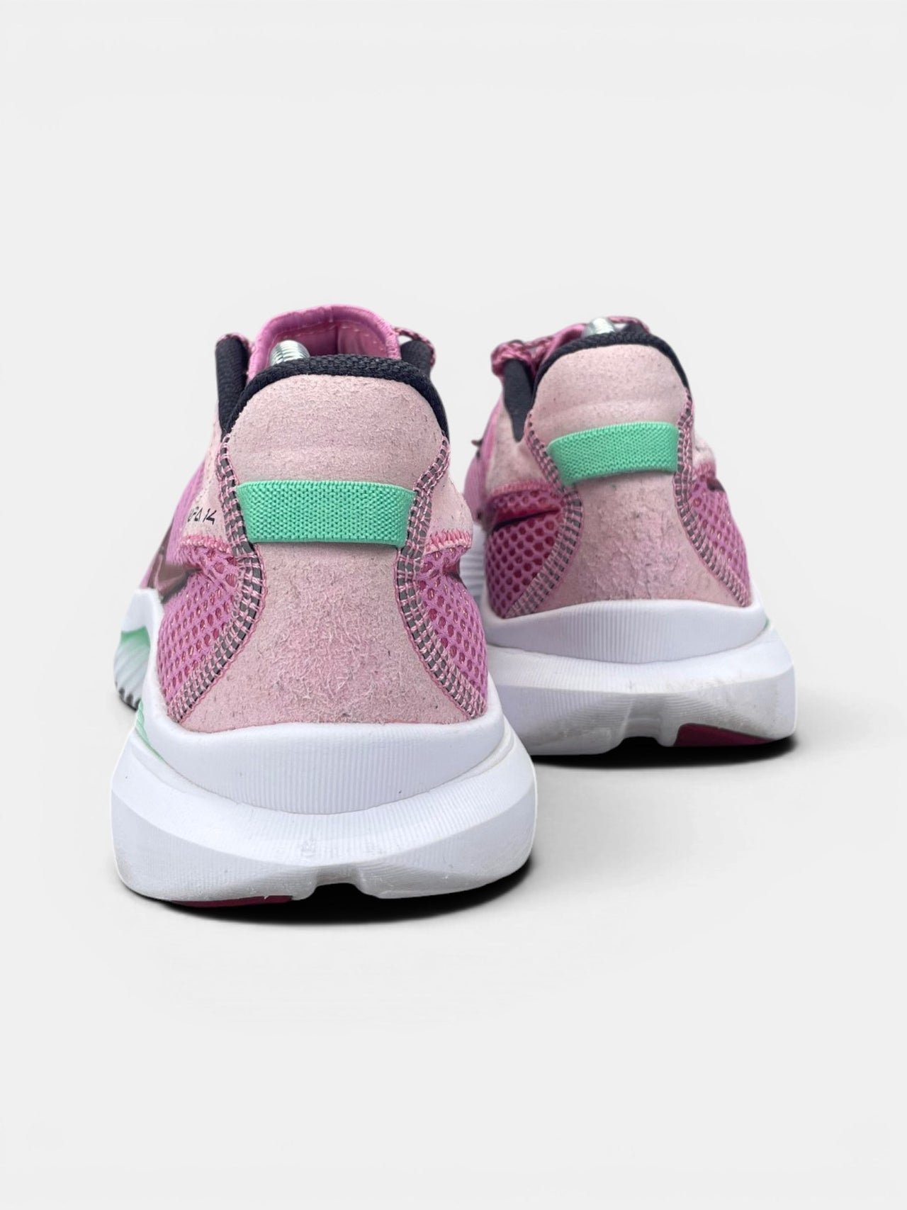Saucony Sneakers — buty sportowe damskie w bardzo dobrym stanie rozmiar 42, widok z tyłu