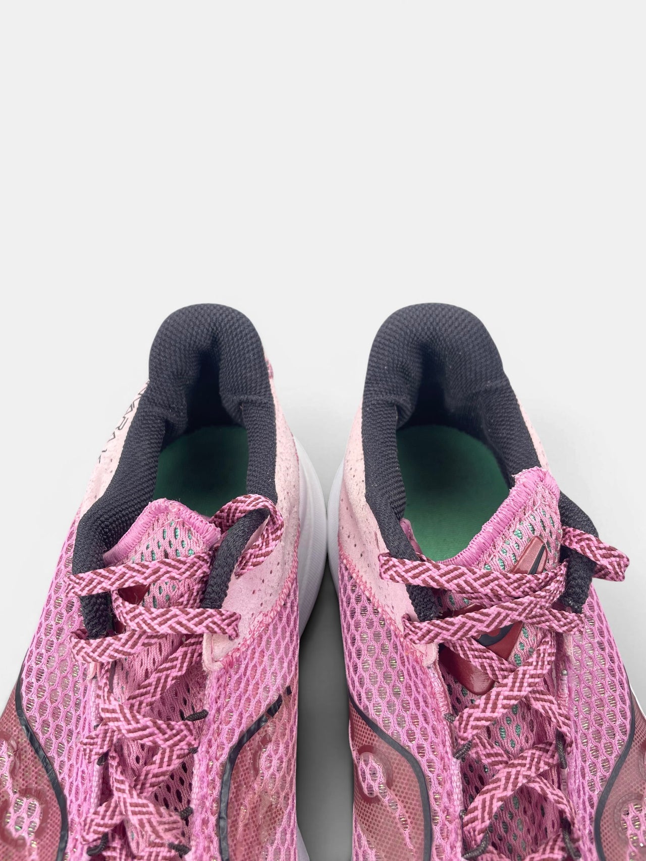 Saucony Sneakers — buty sportowe damskie w bardzo dobrym stanie rozmiar 42, zapiętki butów