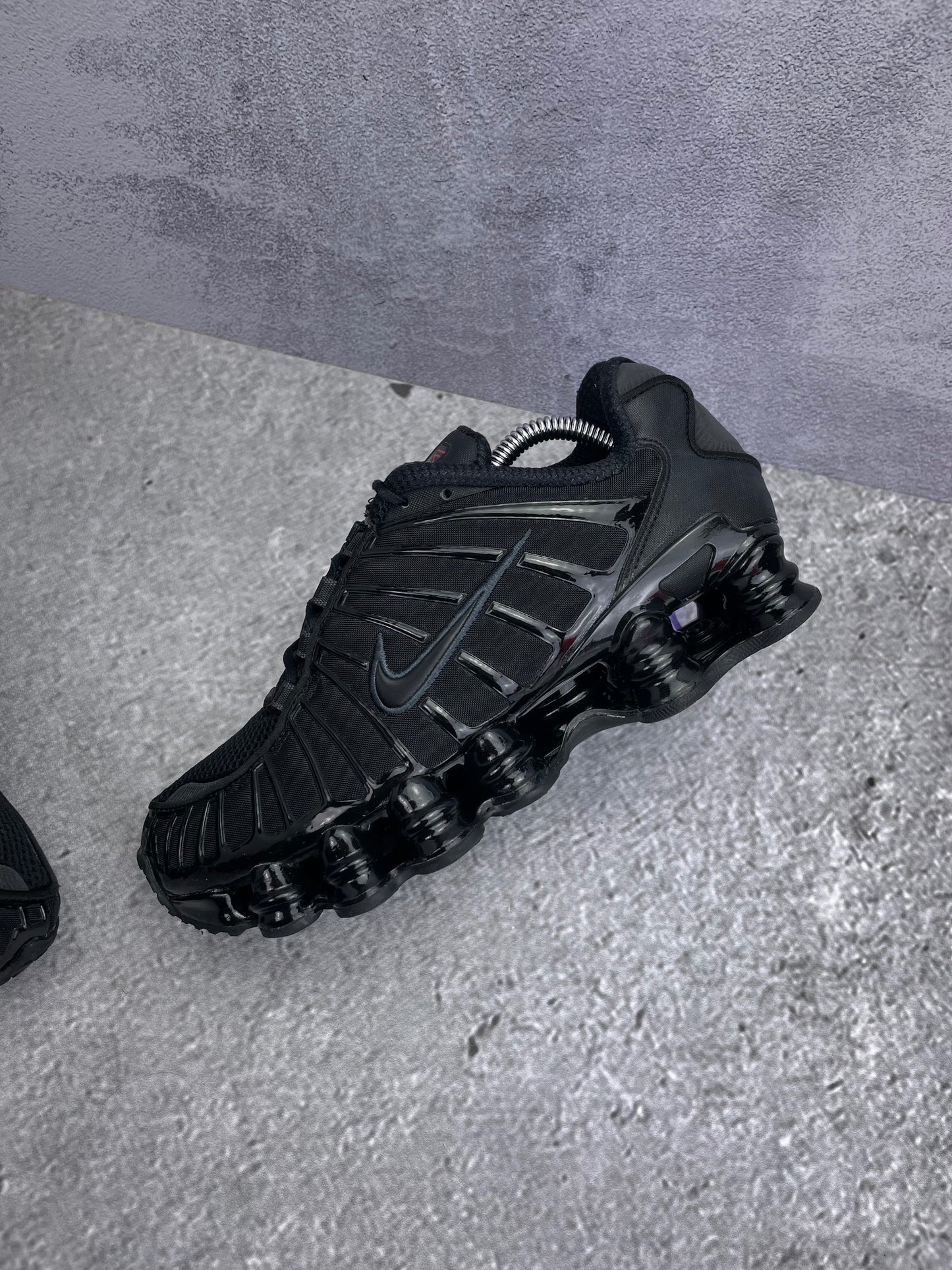 Nike Shox TL Black - buty sportowe, widok z góry na wewnętrzną stronę butów