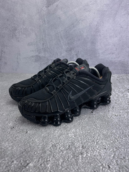 Nike Shox TL Black - buty sportowe, widok z boku na tle studyjnym