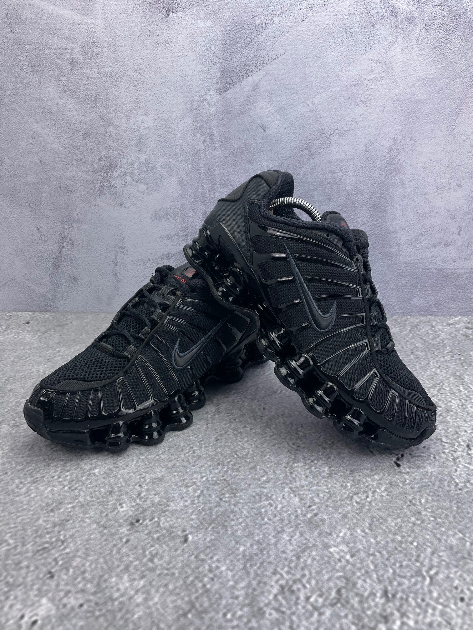 Nike Shox TL Black - buty sportowe, para butów, widok z boku na tle studyjnym