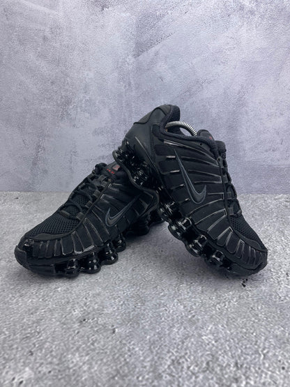 Nike Shox TL Black - buty sportowe, para butów, widok z boku na tle studyjnym