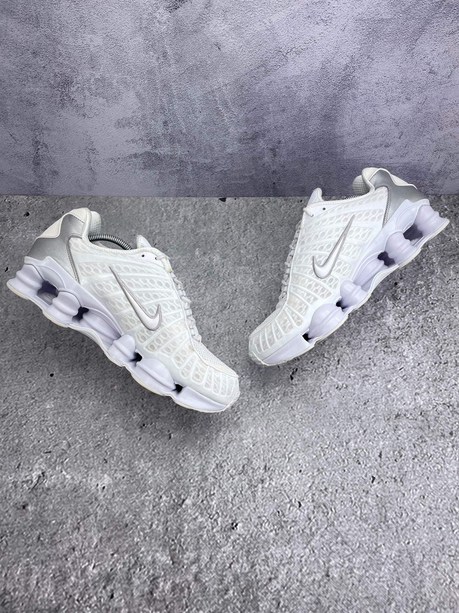 Nike Shox TL AR3566-100 - buty sportowe, zewnętrzny panel prawego buta
