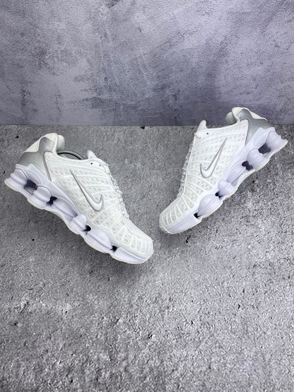 Nike Shox TL AR3566-100 - buty sportowe, zewnętrzny panel prawego buta