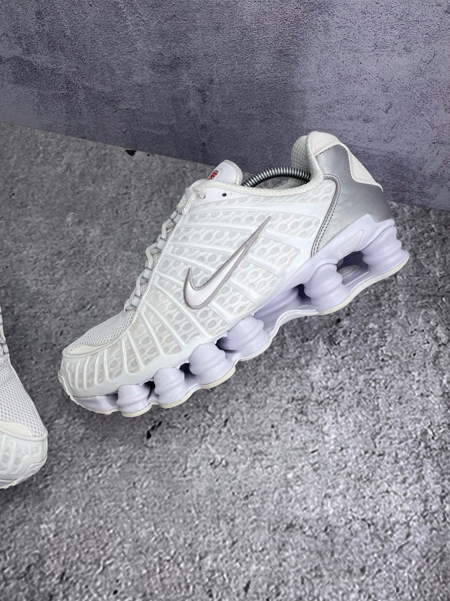 Nike Shox TL AR3566-100 - buty sportowe, widok z góry na wewnętrzną stronę butów