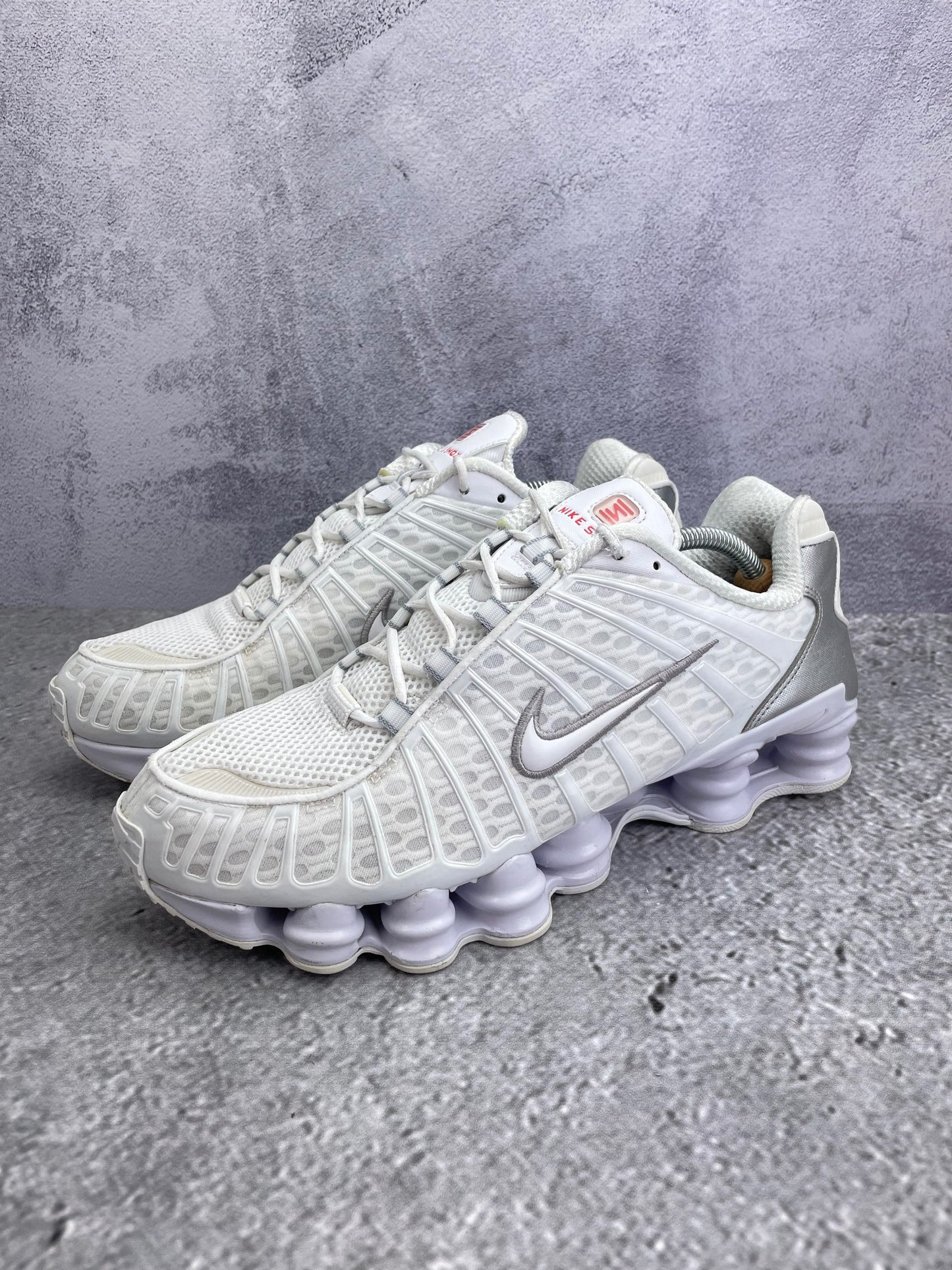 Nike Shox TL AR3566-100 - buty sportowe, widok z boku na tle studyjnym