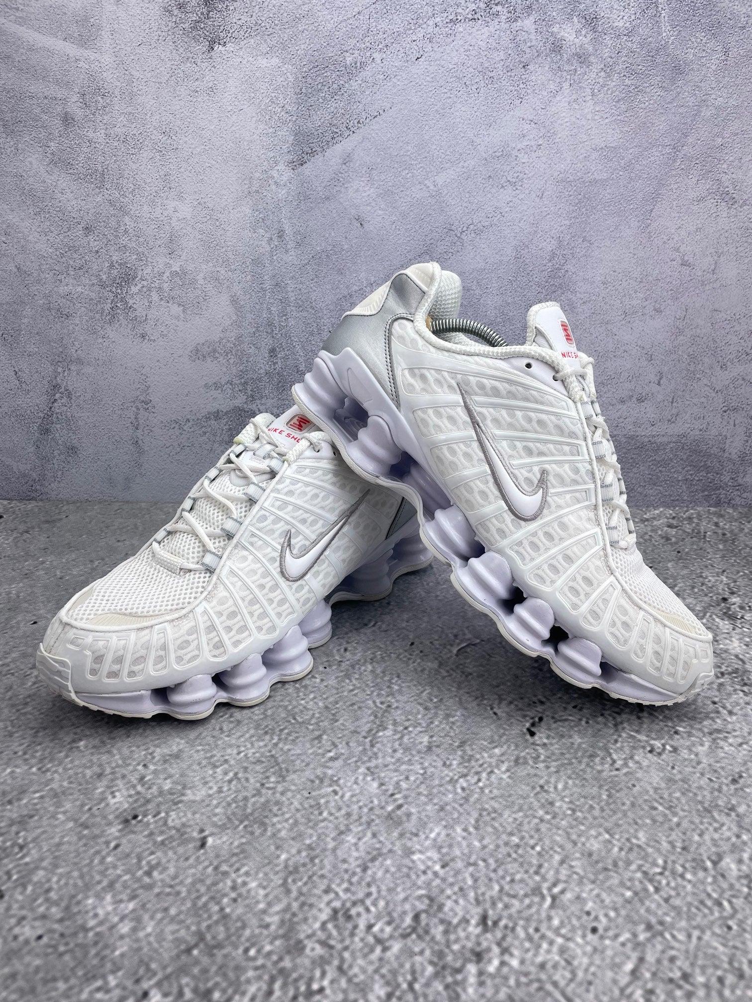 Nike Shox TL AR3566-100 - buty sportowe, para butów, widok z boku na tle studyjnym