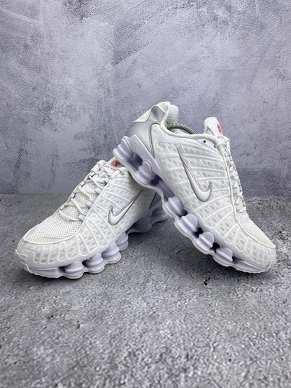 Nike Shox TL AR3566-100 - buty sportowe, para butów, widok z boku na tle studyjnym