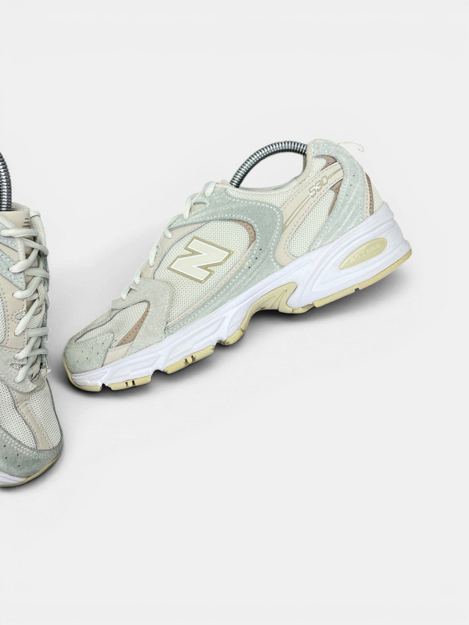 New Balance 530 — buty sportowe damskie w bardzo dobrym stanie rozmiar 40.5, zewnętrzny panel lewego buta