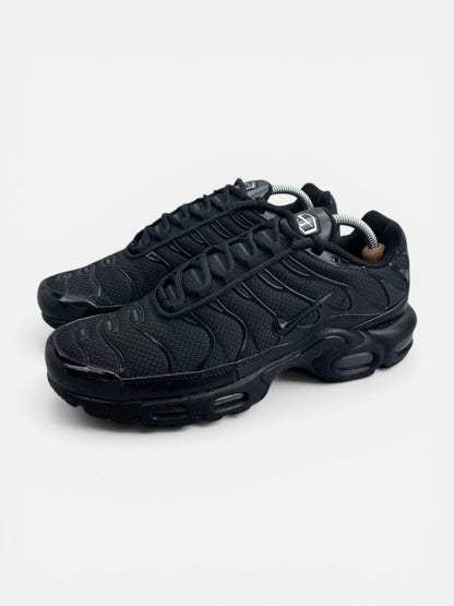 Nike Air Max Plus Triple Black - buty sportowe, widok z boku