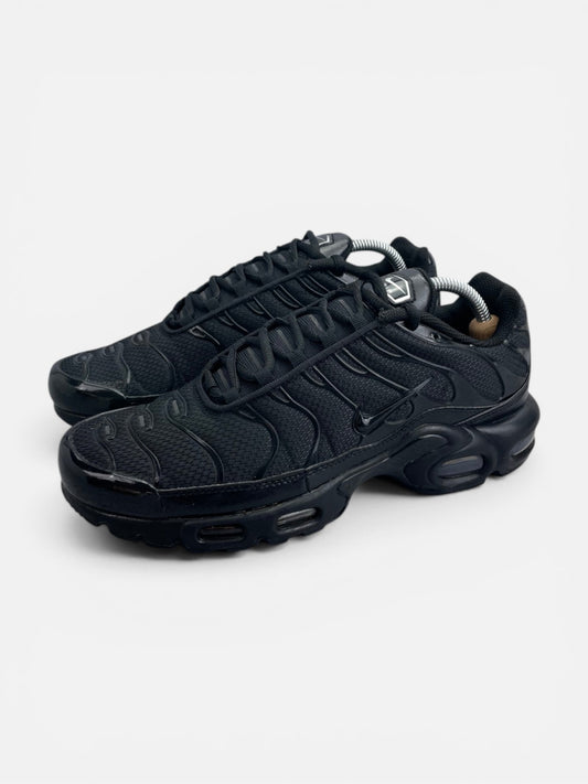 Nike Air Max Plus Triple Black - buty sportowe, widok z boku