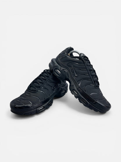 Nike Air Max Plus Triple Black - buty sportowe, boczny profil