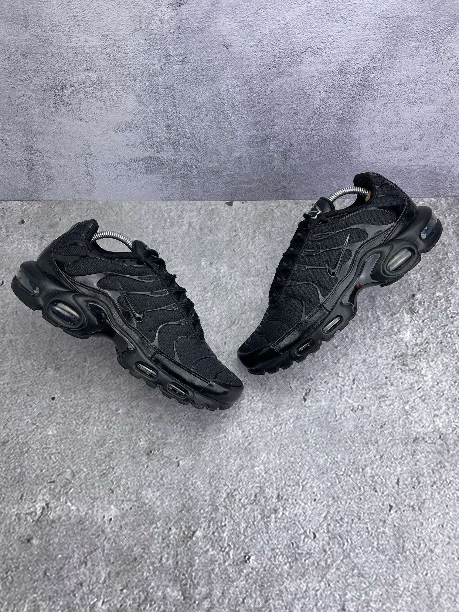 Nike Air Max Plus Triple Black - buty sportowe, widok z góry na zewnętrzną stronę butów