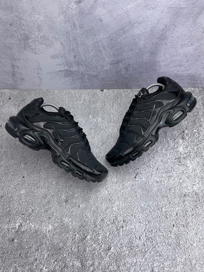 Nike Air Max Plus Triple Black - buty sportowe, widok z góry na zewnętrzną stronę butów
