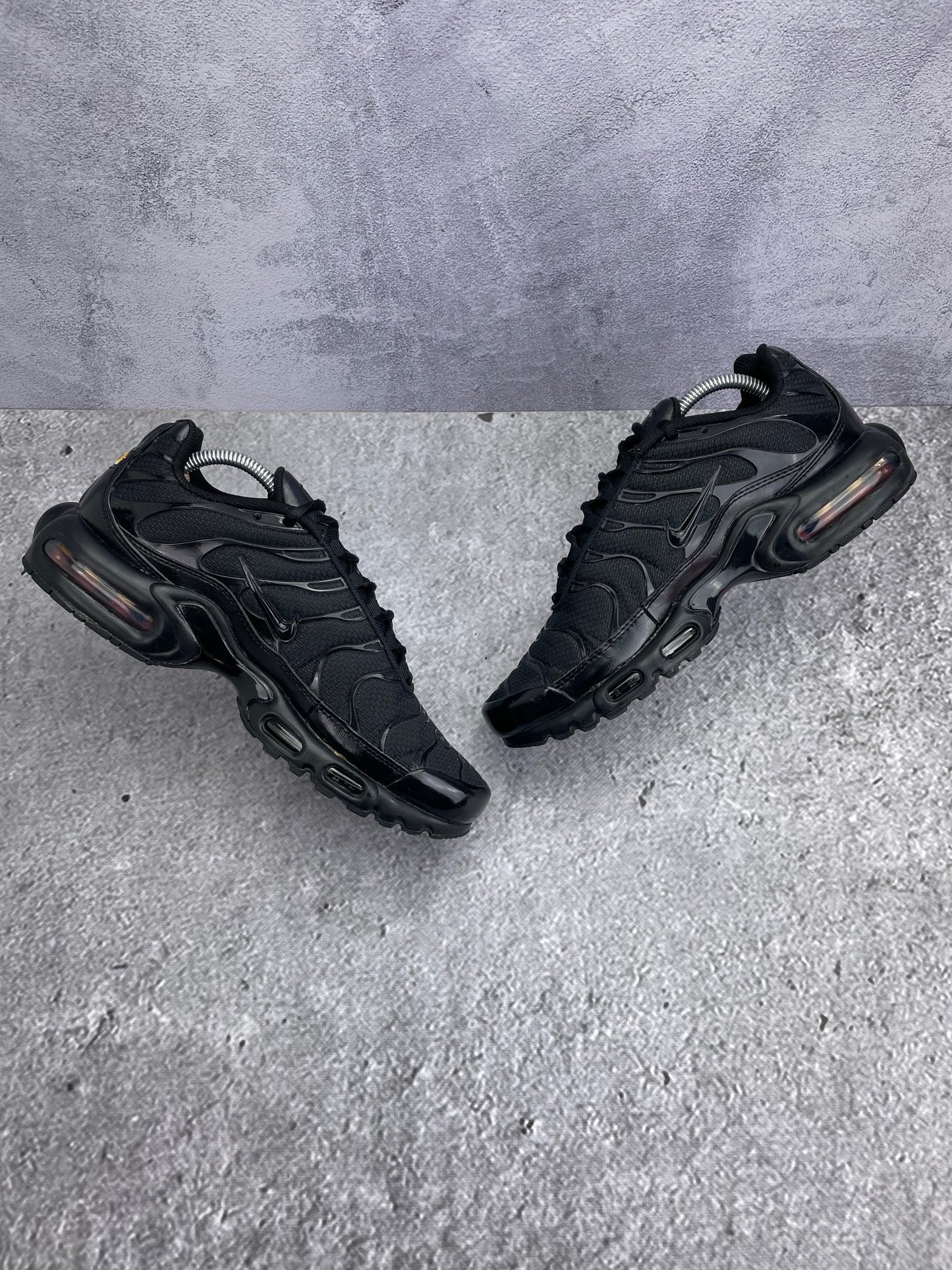 Nike Air Max Plus Triple Black - buty sportowe, zewnętrzny panel prawego buta