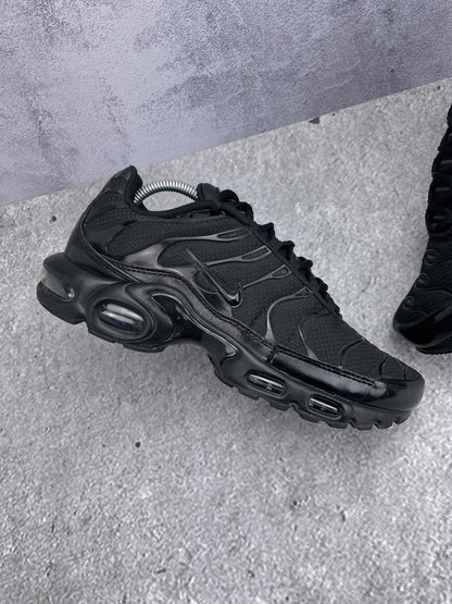 Nike Air Max Plus Triple Black - buty sportowe, zewnętrzny panel lewego buta