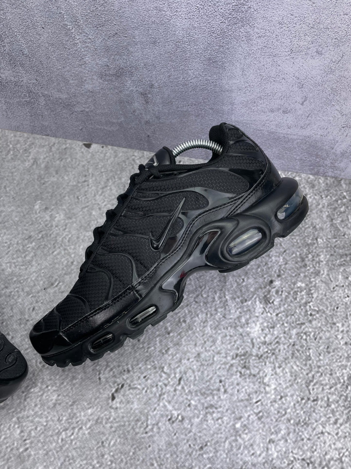 Nike Air Max Plus Triple Black - buty sportowe, widok z góry na wewnętrzną stronę butów