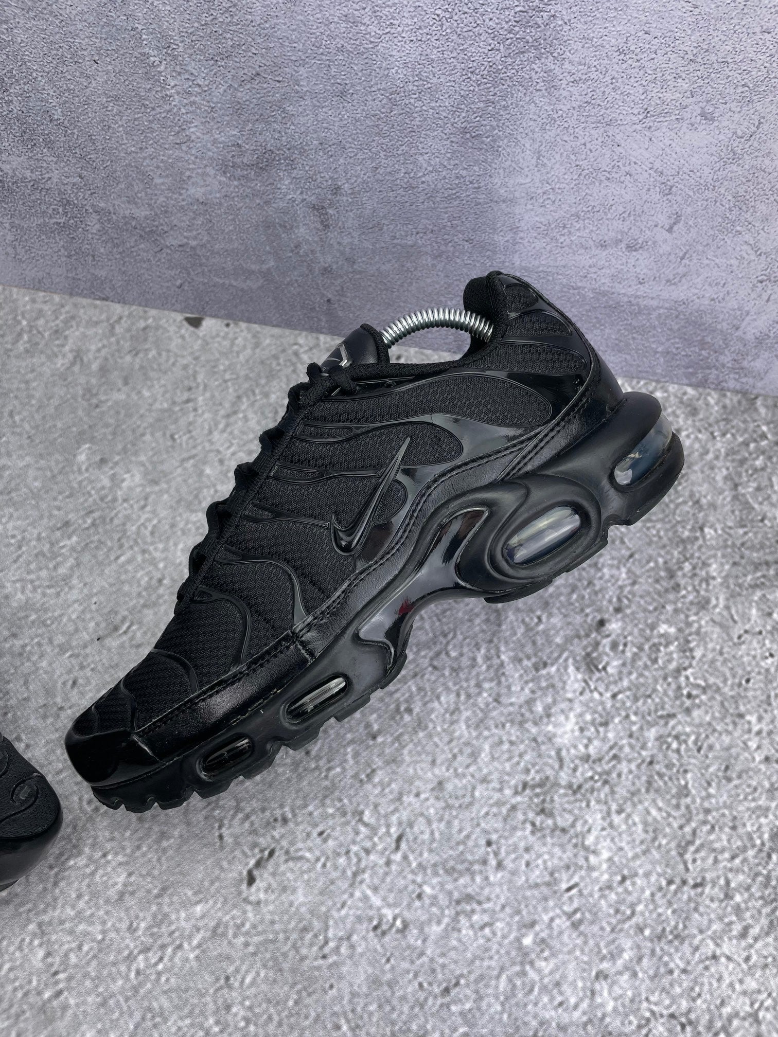 Nike Air Max Plus Triple Black - buty sportowe, widok z góry na wewnętrzną stronę butów