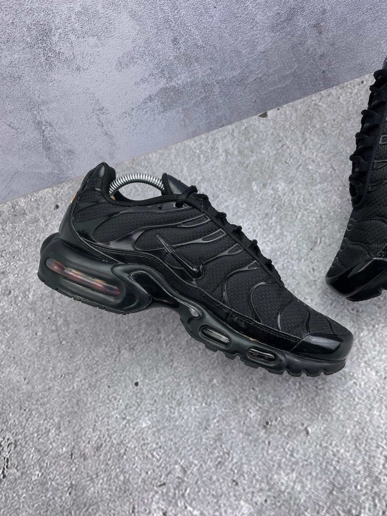 Nike Air Max Plus Triple Black - buty sportowe, wewnętrzny panel lewego buta
