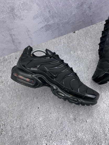Nike Air Max Plus Triple Black - buty sportowe, wewnętrzny panel lewego buta