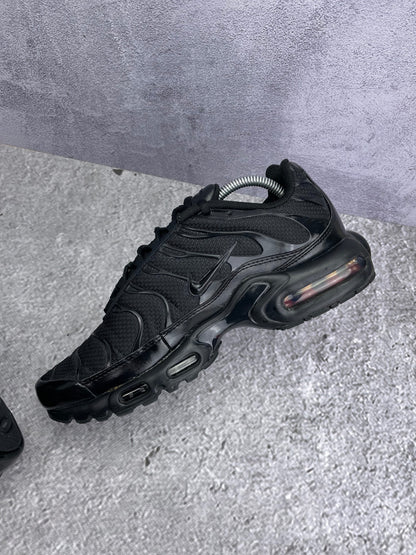 Nike Air Max Plus Triple Black - buty sportowe, wewnętrzny panel prawego buta