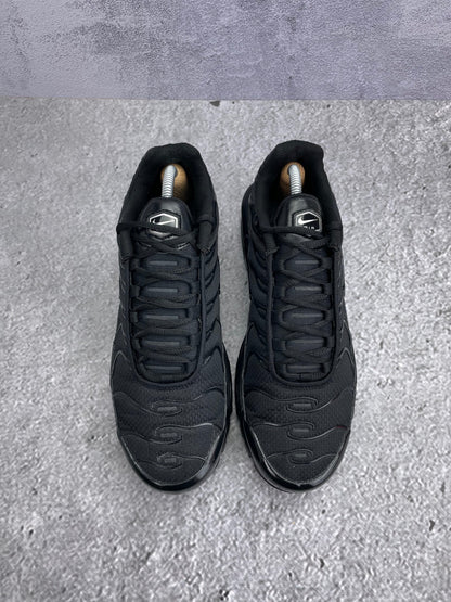 Nike Air Max Plus Triple Black - buty sportowe, widok z góry