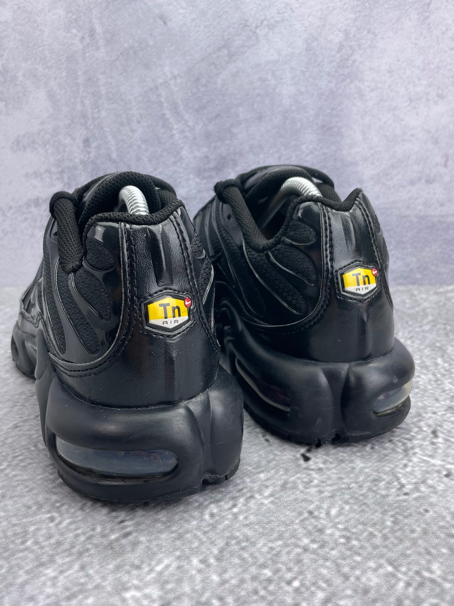Nike Air Max Plus Triple Black - buty sportowe, widok z tyłu