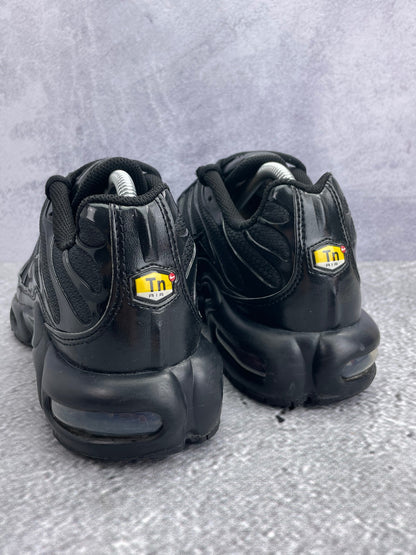 Nike Air Max Plus Triple Black - buty sportowe, widok z tyłu