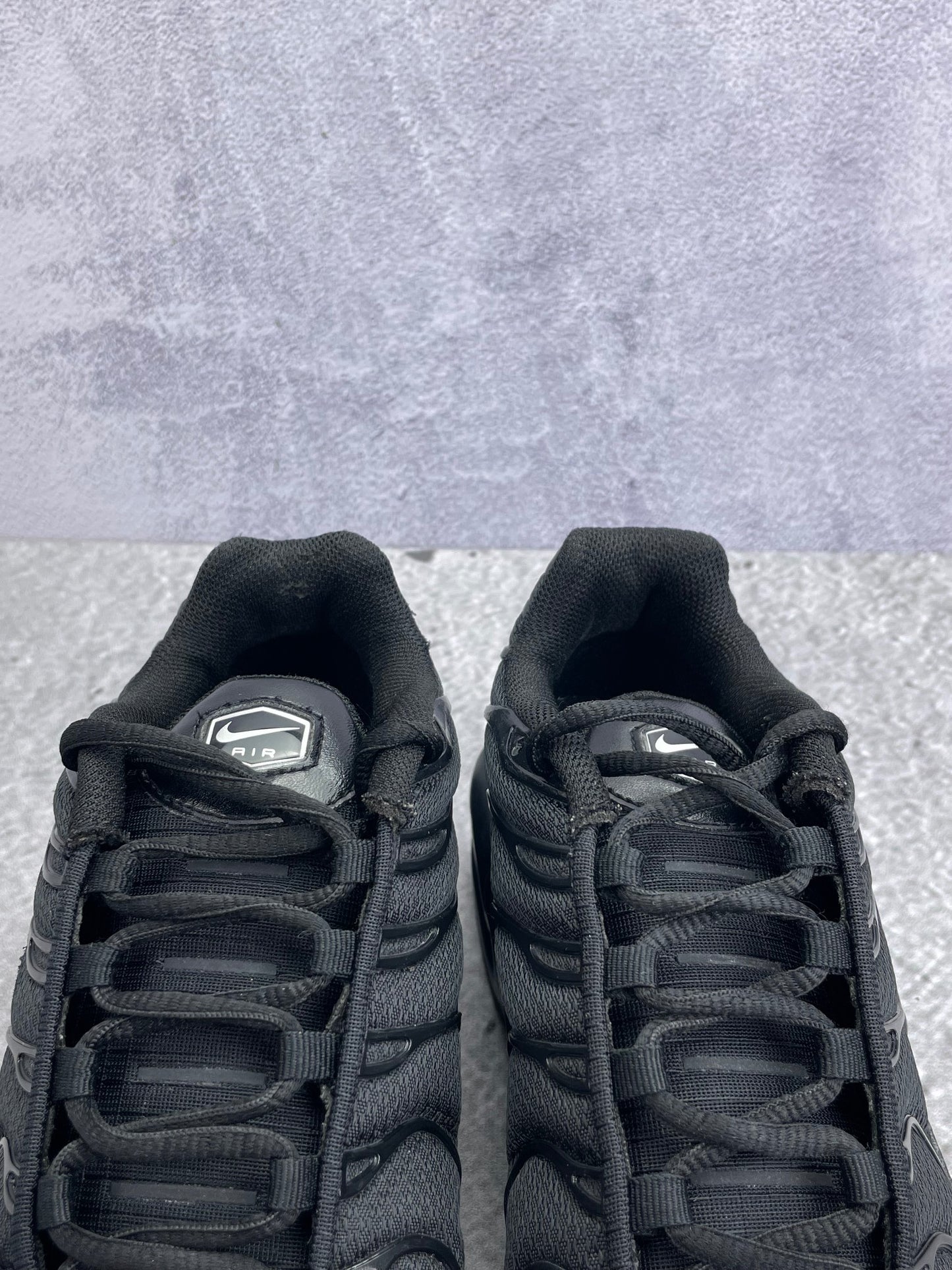 Nike Air Max Plus Triple Black - buty sportowe, zapiętki butów