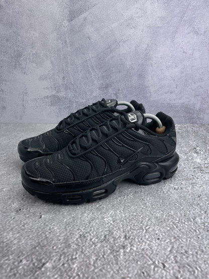 Nike Air Max Plus Triple Black - buty sportowe, widok z boku na tle studyjnym