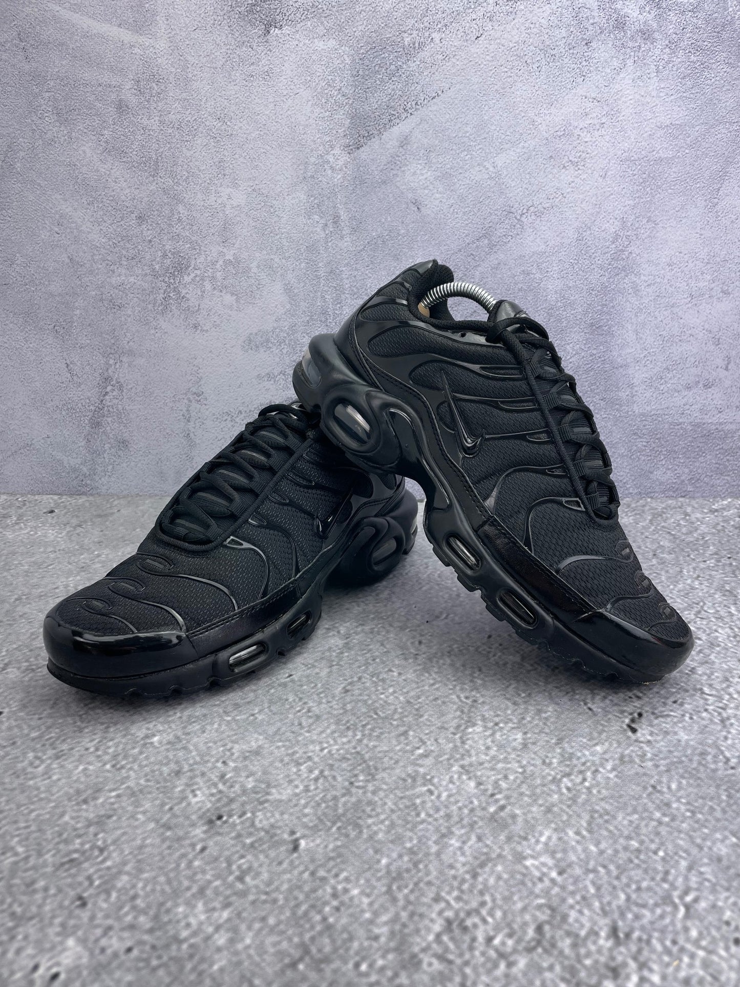 Nike Air Max Plus Triple Black - buty sportowe, para butów, widok z boku na tle studyjnym