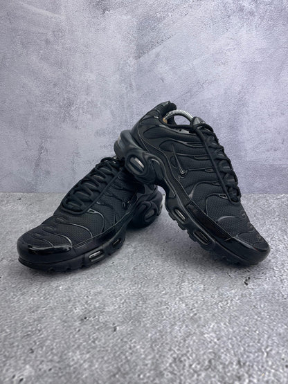 Nike Air Max Plus Triple Black - buty sportowe, para butów, widok z boku na tle studyjnym