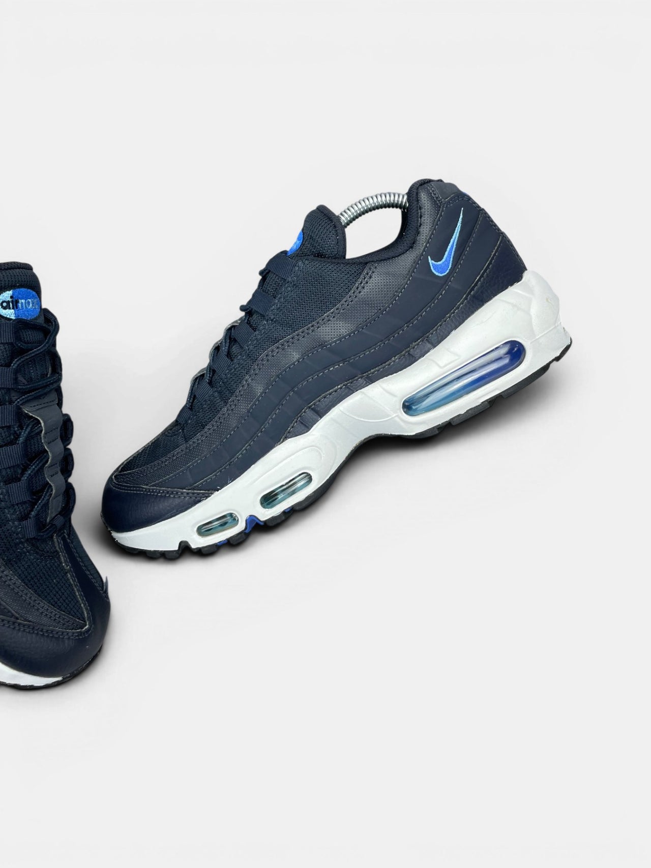 Nike Air Max 95 'Dark Obsidian Racer Blue' Dark Obsidian Racer Blue — buty sportowe męskie w bardzo dobrym stanie rozmiar 42.5, zewnętrzny panel lewego buta