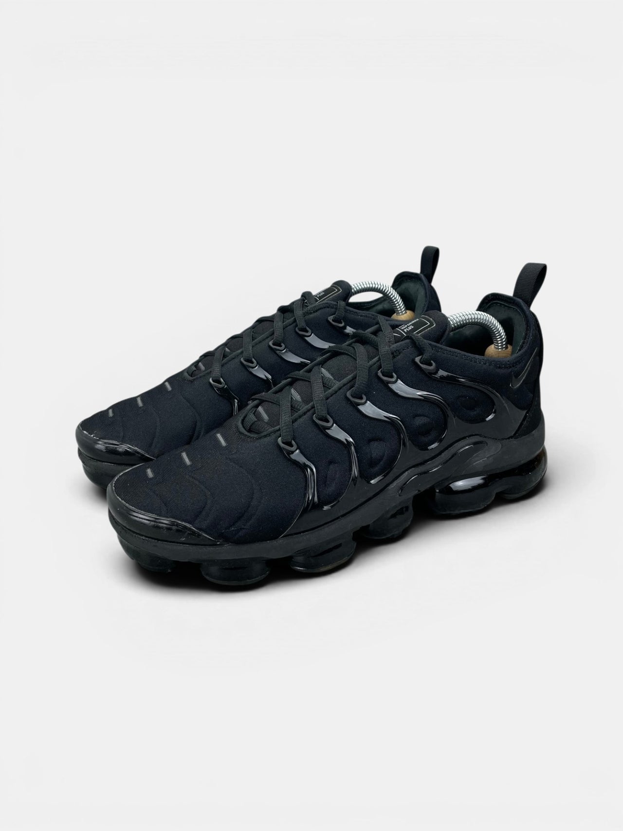 Nike Air VaporMax Plus Triple Black — buty sportowe męskie w bardzo dobrym stanie rozmiar 42.5, widok z boku